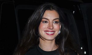 Modowy "koszmarek" powraca. Anne Hathaway już je nosi