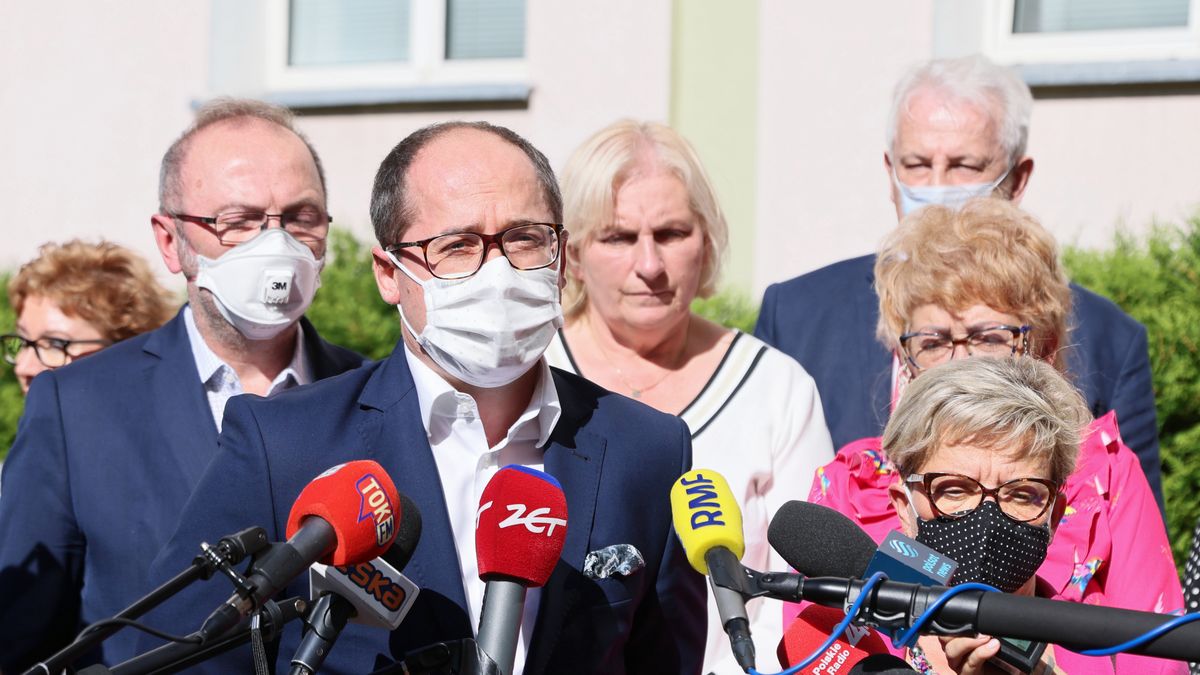 Na zdjęciu m.in. wiceprezes Naczelnej Rady Lekarskiej Artur Drobniak (3L) i przewodnicząca Ogólnopolskiego Związku Zawodowego Pielęgniarek i Położnych Krystyna Ptok 