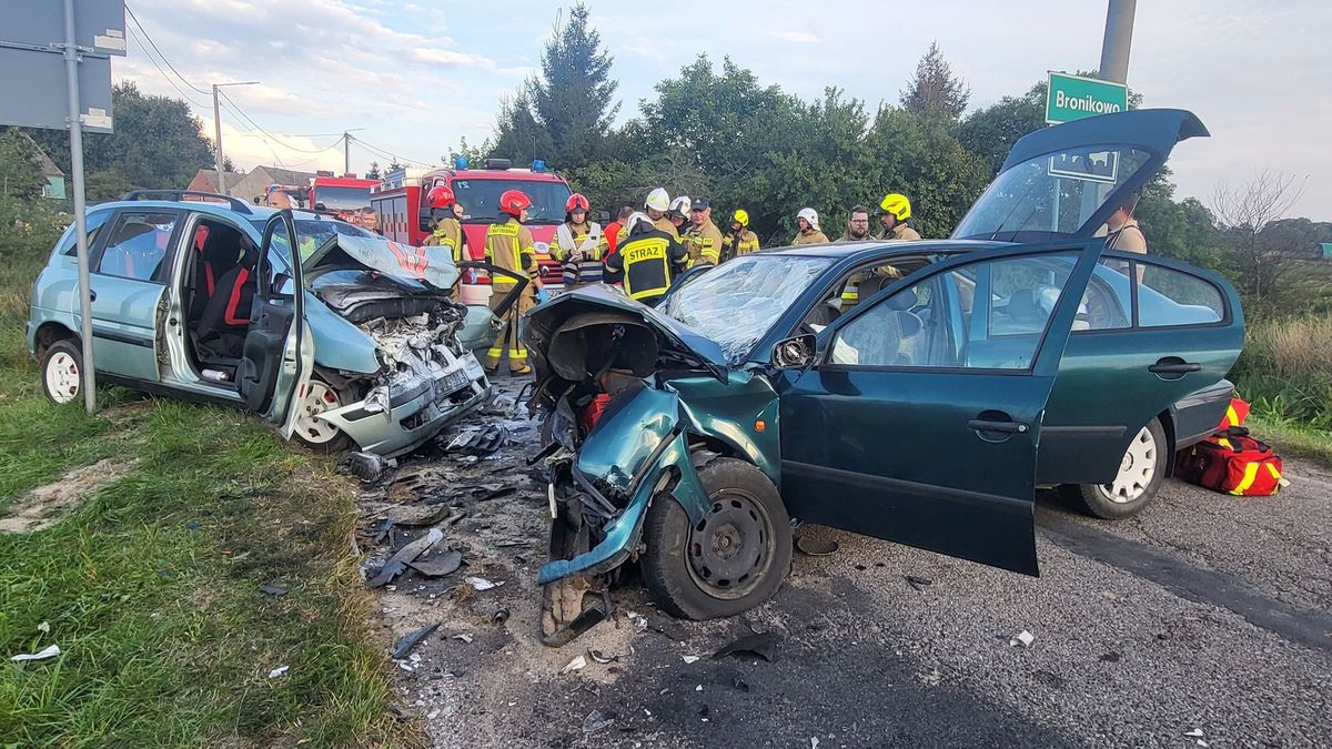 W Bronikowie doszło do czołowego zderzenia. Dwie osoby zginęły na miejscu, trzecia w szpitalu 