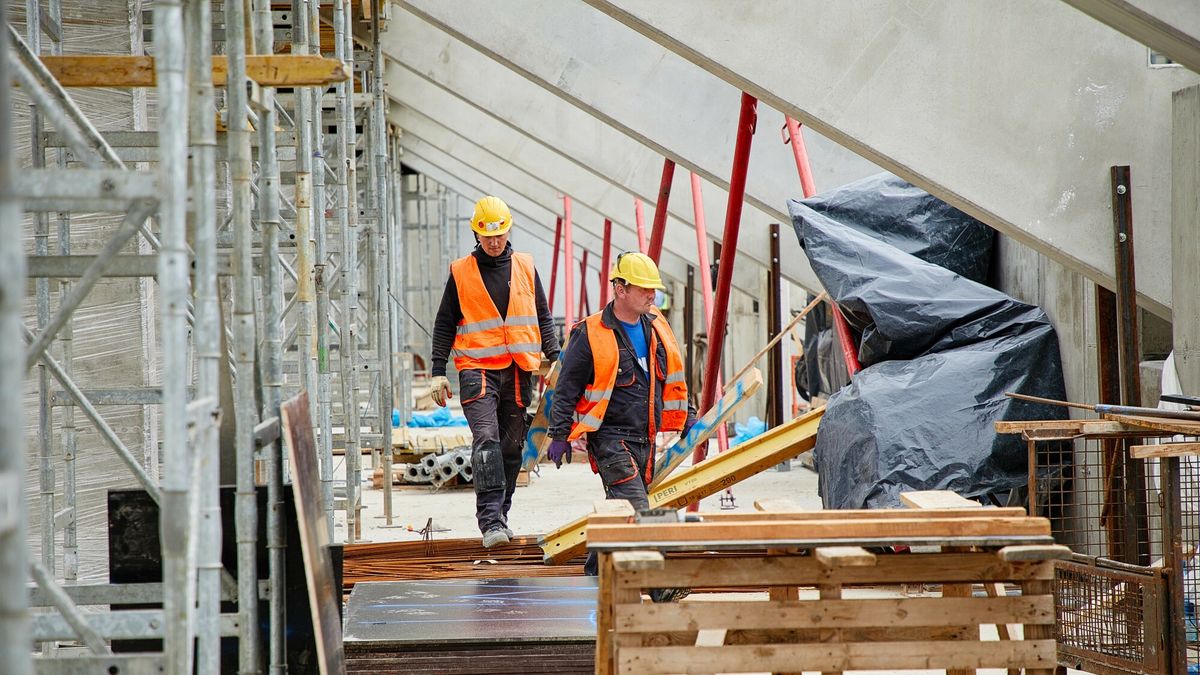 ?�d? buduje stadion ?KS
Fot. Julian Sojka/East News, Lodz, 10.06.2020.  Postep prac na budowie drugiej trybuny na stadionie Lodzkiego Klubu Sportowego.
Julian Sojka
