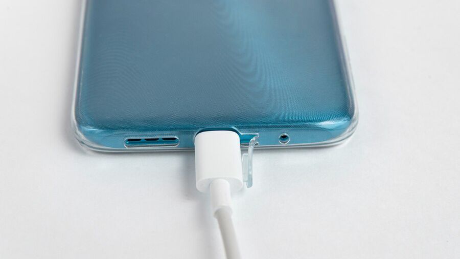 Ładowanie smartfonu w etui