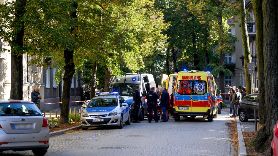 Poznań, 18.10.2023. Miejsce ataku nożownika w rejonie skrzyżowania ulic Łukaszewicza i Karwowskiego na poznańskim Łazarzu, 18 bm. Mężczyzna w podeszłym wieku zaatakował nożem 5-letnie dziecko, przebywające z grupą przedszkolną na wycieczce. (amb) PAP/Jakub Kaczmarczyk