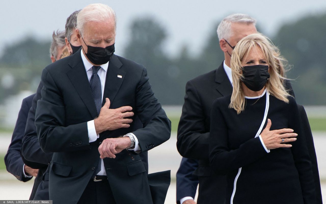 Podczas upamiętnienia ofiar tragedii, Biden patrzył na zegarek. Zdjęcie obiega świat