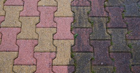 Mieszam z wodą i wylewam na podjazd. Myje kostkę lepiej niż karcher
