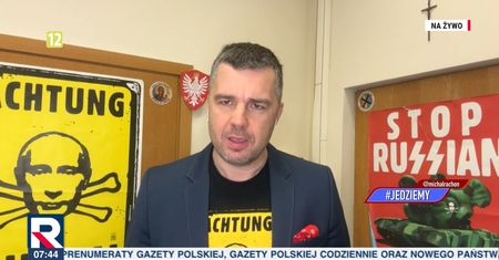Z korytarza, z krzykami z reżyserki. Kuriozalny występ