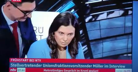 Prezenterka zemdlała na wizji. Polityk siedzący obok musiał ją ratować