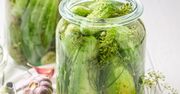 Babcia zawsze kładzie plaster, zanim zakręci słoik. Jej ogórki kiszone chrupią jak żadne inne
