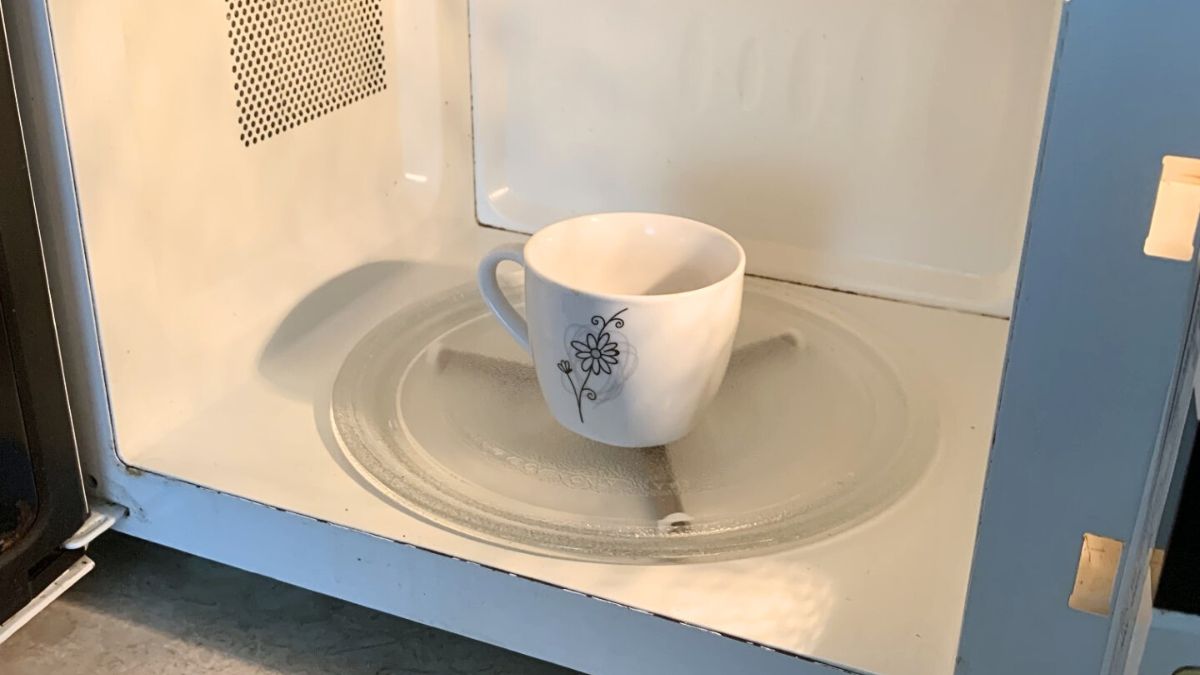 Podgrzewanie zimnej kawy.