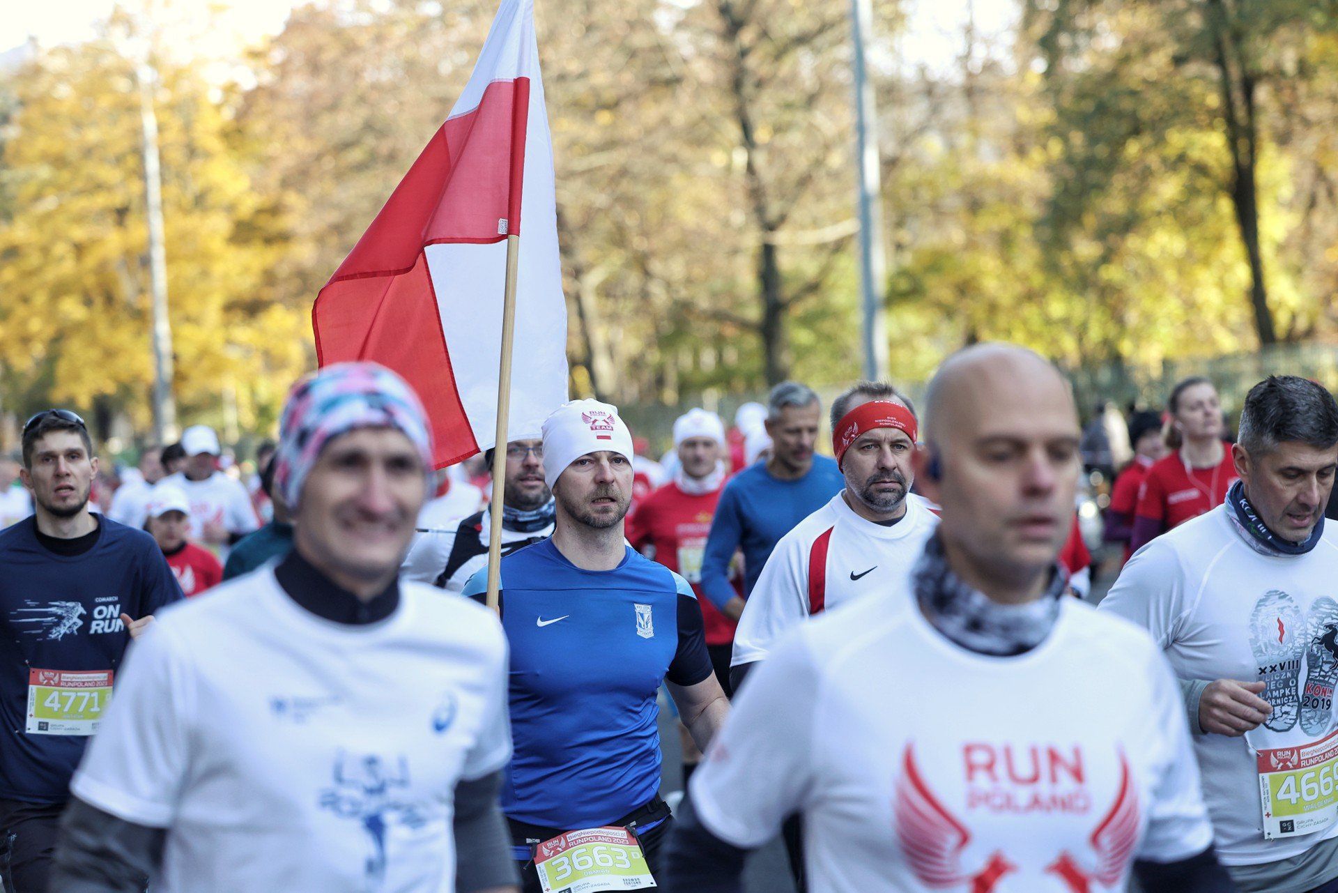 Uczestnicy Biegu Niepodległości zawsze dumnie akcentują swoje przywiązanie do barw narodowych