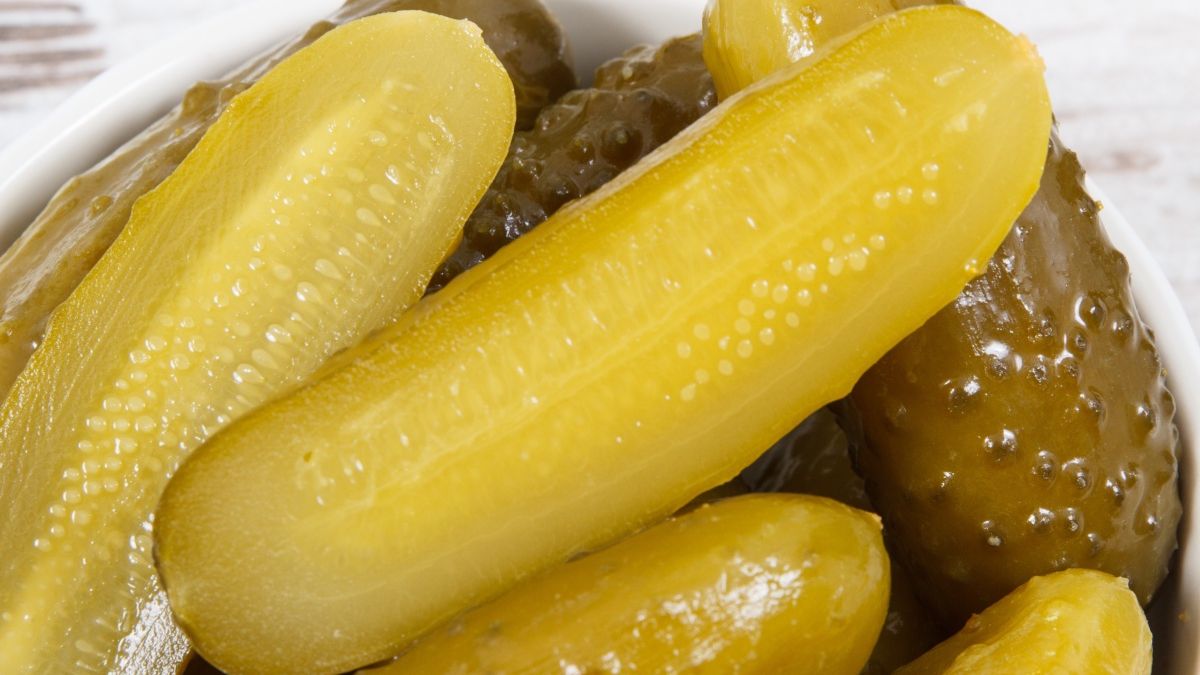 Dlaczego warto moczyć ogórki w zimnej wodzie przed kiszeniem?