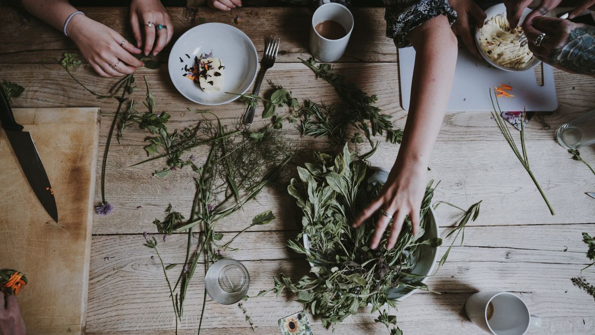 Cenne zioła i owoce warto zbierać także jesienią