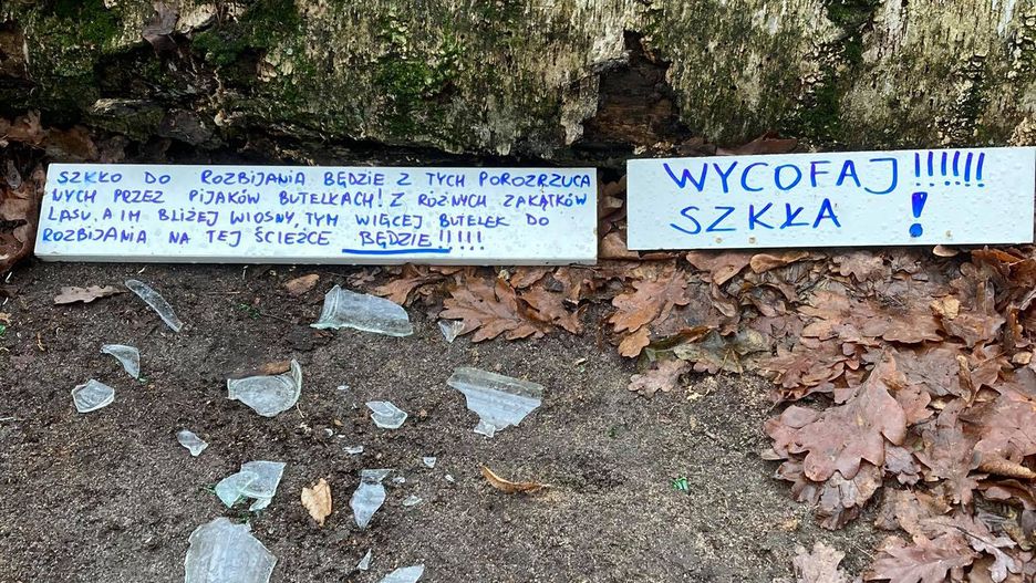 W okolicy Podkowy Leśnej ktoś rozsypuje szkło w lesie