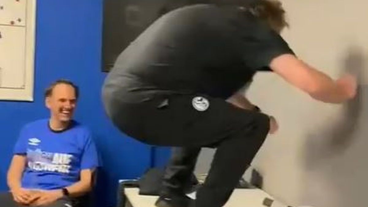 Trener Schalke skacze na stół