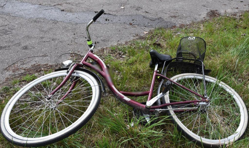 Potrącenie rowerzystki w Dubience. 71-latka trafiła do szpitala