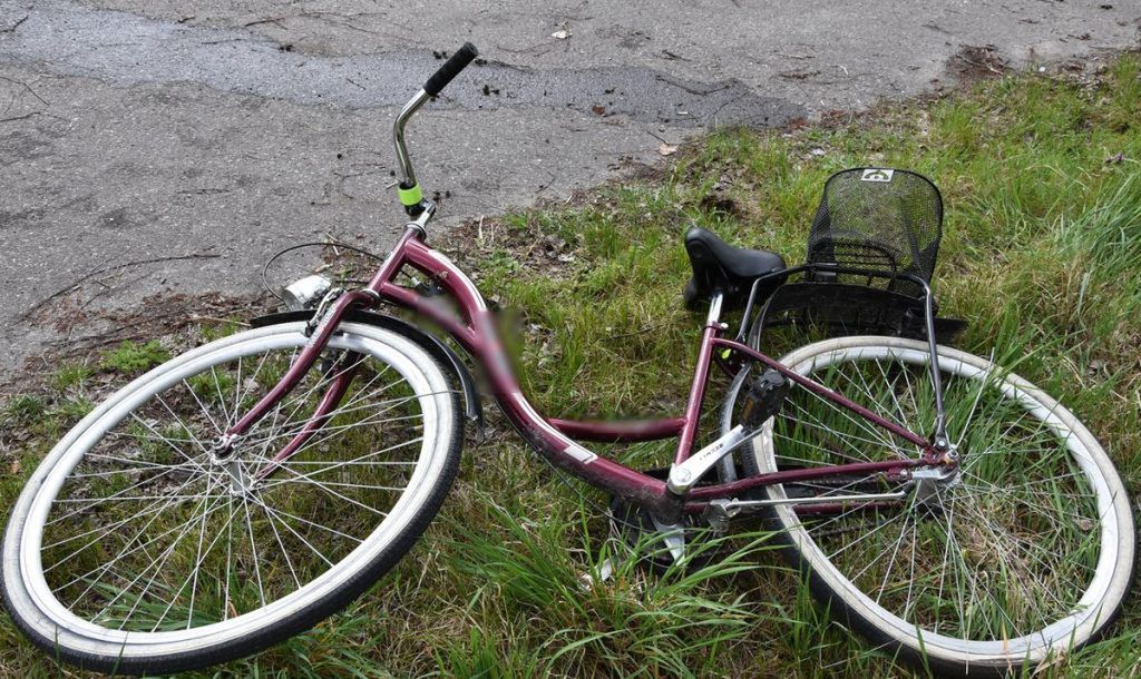 Potrącenie rowerzystki w Dubience. 71-latka trafiła do szpitala