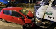 Warszawa: Toyota uderzyła w śmieciarkę. Kierująca pod wpływem alkoholu