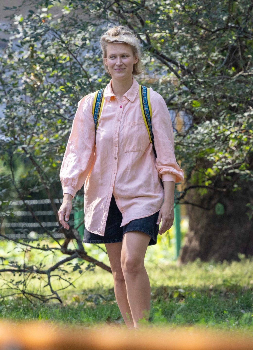 Agnieszka Żulewska bawi się z synem w parku