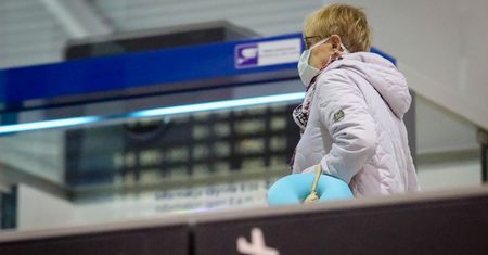Ochrona przed koronawirusem. Polacy masowo wykupują maseczki