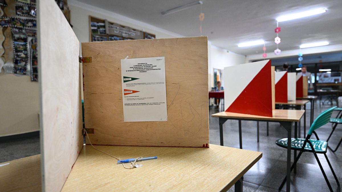 Przemyśl, 01.06.2025. Wybory prezydenta RP - II tura. Lokal wyborczy w Przemyślu, 1 bm. Rozpoczęło się głosowanie w II turze wyborów prezydenta RP. Do jego zakończenia obowiązuje cisza wyborcza. (aldg) PAP/Darek Delmanowicz