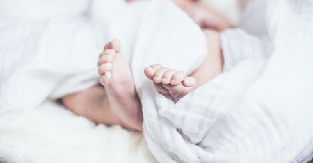 Tata odebrał poród. Dziewczynka urodziła się na szpitalnym korytarzu