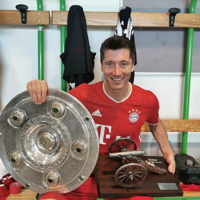Robert Lewandowski świętuje tytuł najlepszego strzelca Bundesligi
