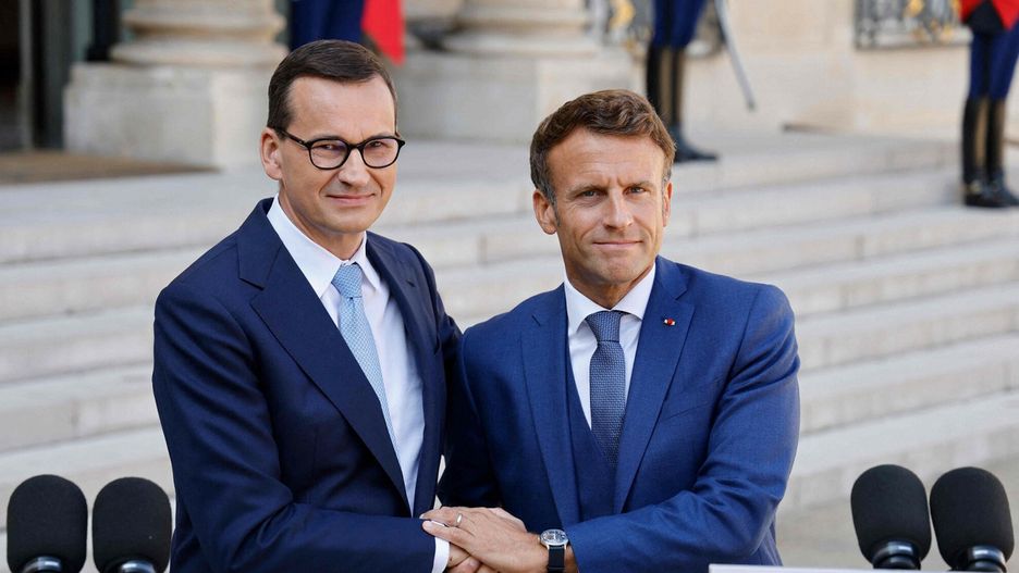 Morawiecki spotkał się z Macronem. Mówił o "europejskich sankcjach na Polskę"
