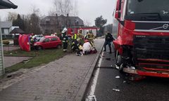 Łubnice. 19-latka wjechała autem wprost pod tira