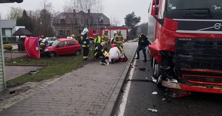 Łubnice. 19-latka wjechała autem wprost pod tira