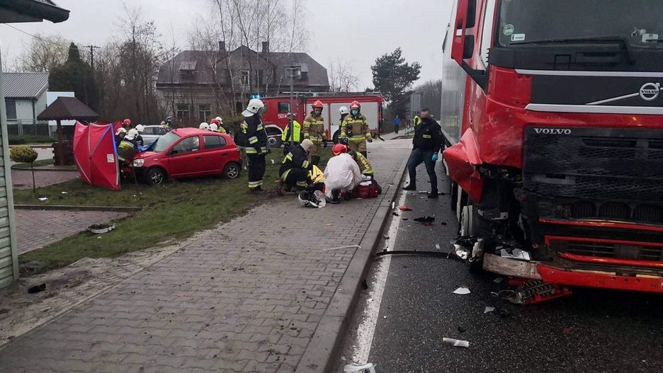Łubnice. 19-latka wjechała autem wprost pod tira
