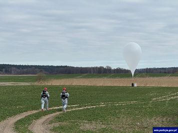 Balony z kontrabandą nad Warmią i Mazurami. Policja zabezpieczyła nielegalne papierosy