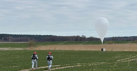 Balony z kontrabandą nad Warmią i Mazurami. Policja zabezpieczyła nielegalne papierosy