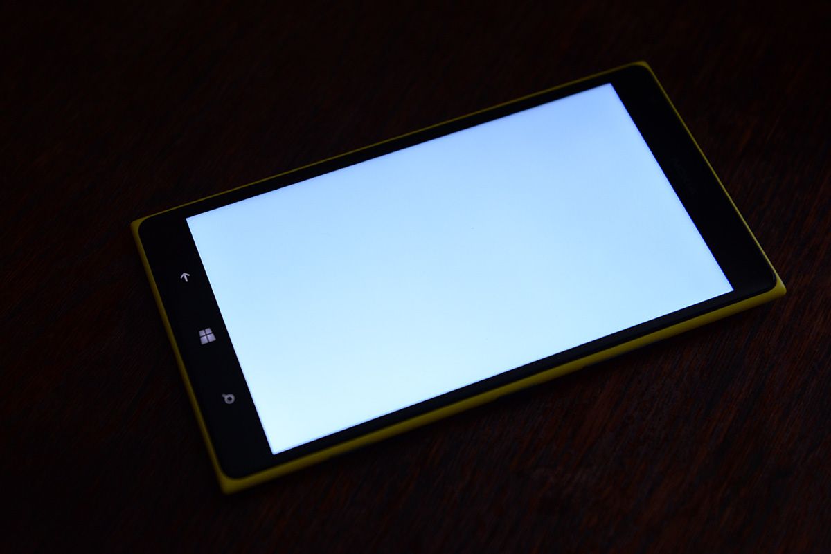 Nokia Lumia 1520 z ekranem świecącym na biało