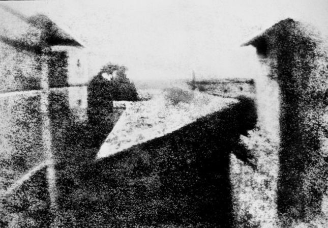 Pierwsza znana fotografia, zarejestrowana przez Josepha Niépce'a dzięki camera obscura - Widok z okna w Le Gras, 1826 r.