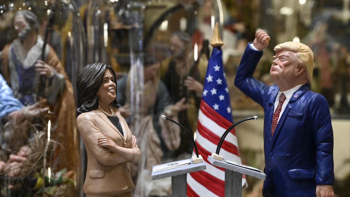 A view of terracotta figurines of US Republican Presidential candidate Donald Trump and US Vice President Kamala Harris, crafted by Genny Di Virgilio, a nativity scene artisan from San Gregorio Armeno, in a shop ahead of the US presidencial election in Naples, Italy, 02 November 2024. EPA/CIRO FUSCO Dostawca: PAP/EPA.