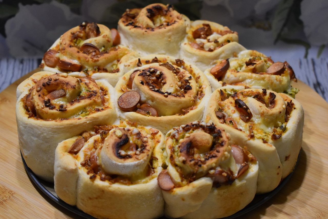Konkurencja dla pizzy i hot dogów. Drożdżowe ślimaczki z parówkami