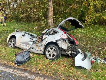 Sołdany: Tragiczny wypadek o poranku. Kobieta zginęła po uderzeniu w drzewo