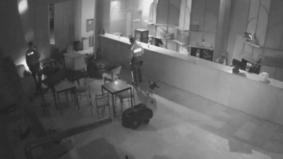 Warszawa. Mężczyźni włamali się do restauracji. Na widok policji udawali, że śpią