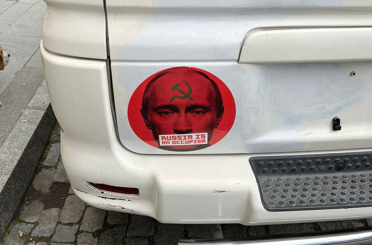 Rosyjskie auta w Gruzji są obklejane antyrosyjskimi naklejkami