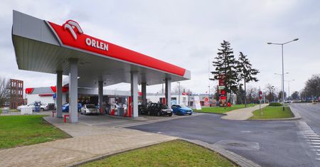 VAT na paliwa w górę. Daniel Obajtek składa deklarację ws. cen na stacjach