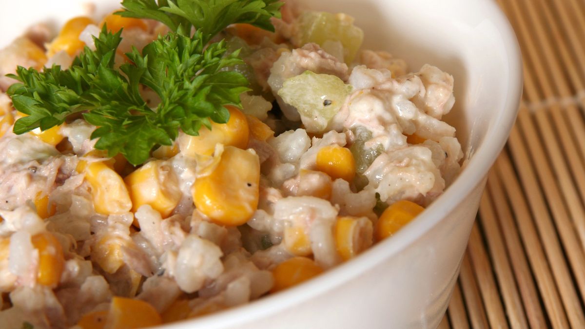 Sałatka z ryżem i z tuńczykiem