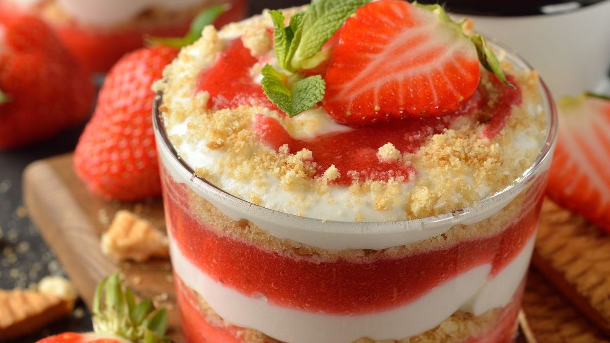Pyszne przekładane tiramisu możesz zrobić z mrożonych truskawek