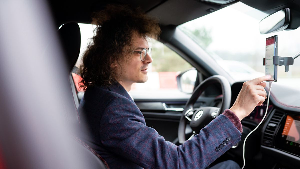 O wiele więcej uwagi niż patrzeniu na drogę będziesz poświęcał aplikacji