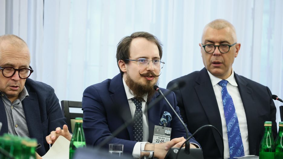 Tomasz Mraz (pośrodku) podczas posiedzenia zespołu ds. rozliczeń PiS. Warszawa, 22 maja 2024 roku