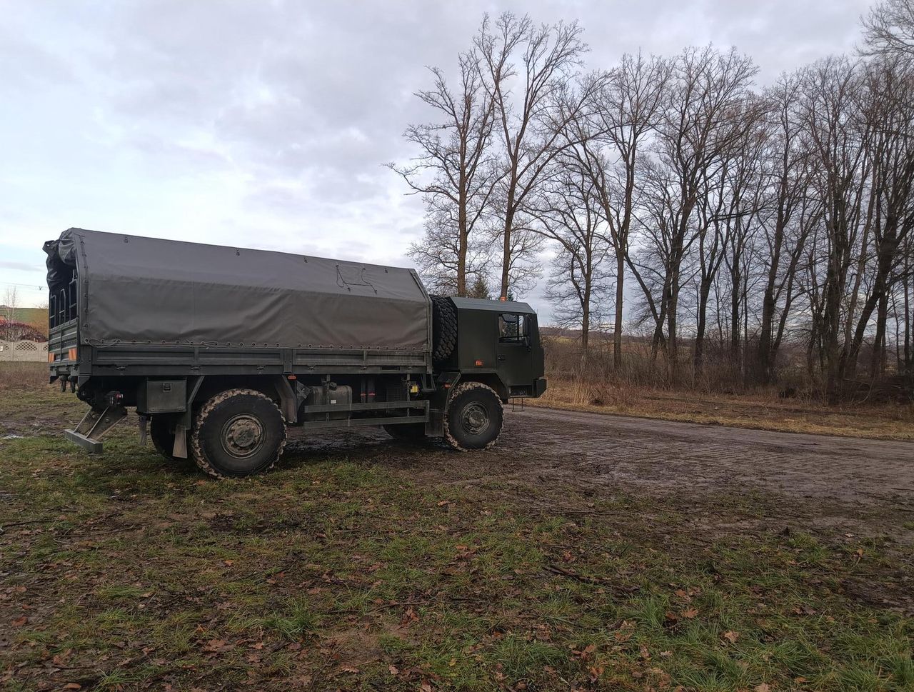 Ciężarówka wojskowa nieopodal miejscowości Sosnowa-Dębowa