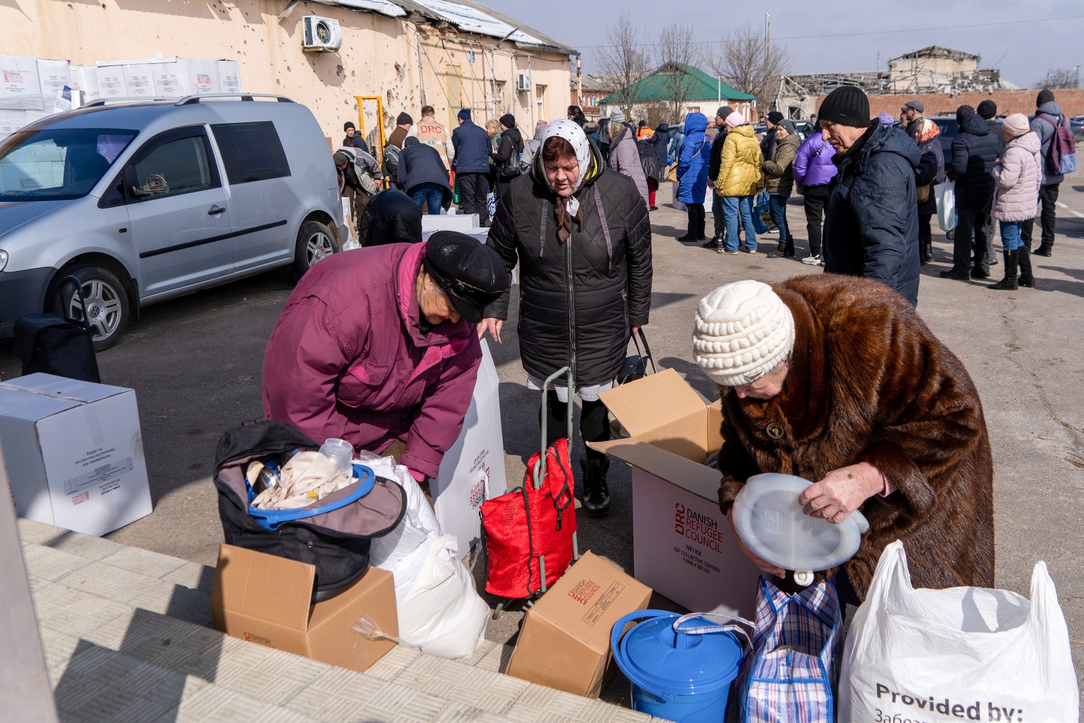 Cyrkuny, Ukraina, 20.03.2023. Mieszkańcy otrzymują pomoc humanitarną we wsi Cyrkuny w obwodzie charkowskim, 20 bm. Trwa inwazja Rosji na Ukrainę. (mr) PAP/Mykola Kalyeniak