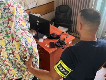 Ukradł kobiecie telefon i zaciągnął przez niego kredyt. Potem wypłacał pieniądze blikami