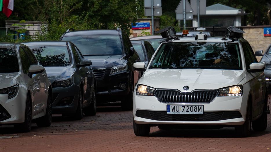 Warszawa. Samochody kontrolują płatatności w strefie parkowania