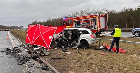 Tragiczny wypadek pod Bydgoszczą. Nie żyją dwaj kierowcy i 4-latka