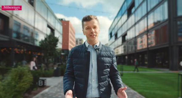 Radosław Kotarski reklamuje bankowość mobilną Banku Millennium