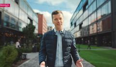 Radosław Kotarski reklamuje bankowość mobilną Banku Millennium